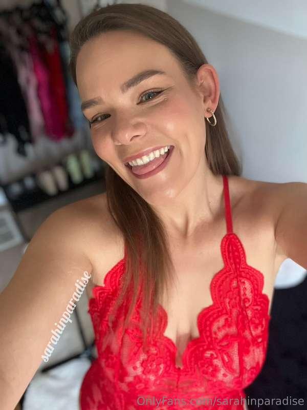 Just a behind the scene selfie, how do you like the red? ♥️💋