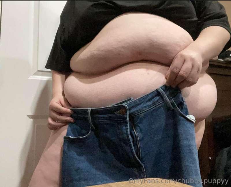 A cute lil photo of my belly against my super old jeans. Scr..