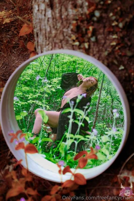 Aimerais tu entrer dans le miroir ?Would you like to enter t..