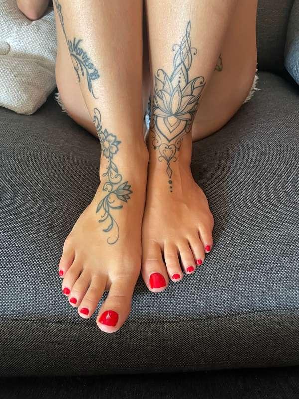 Lo so che ti fanno impazzire i miei piedi 😜
I know my feet d..