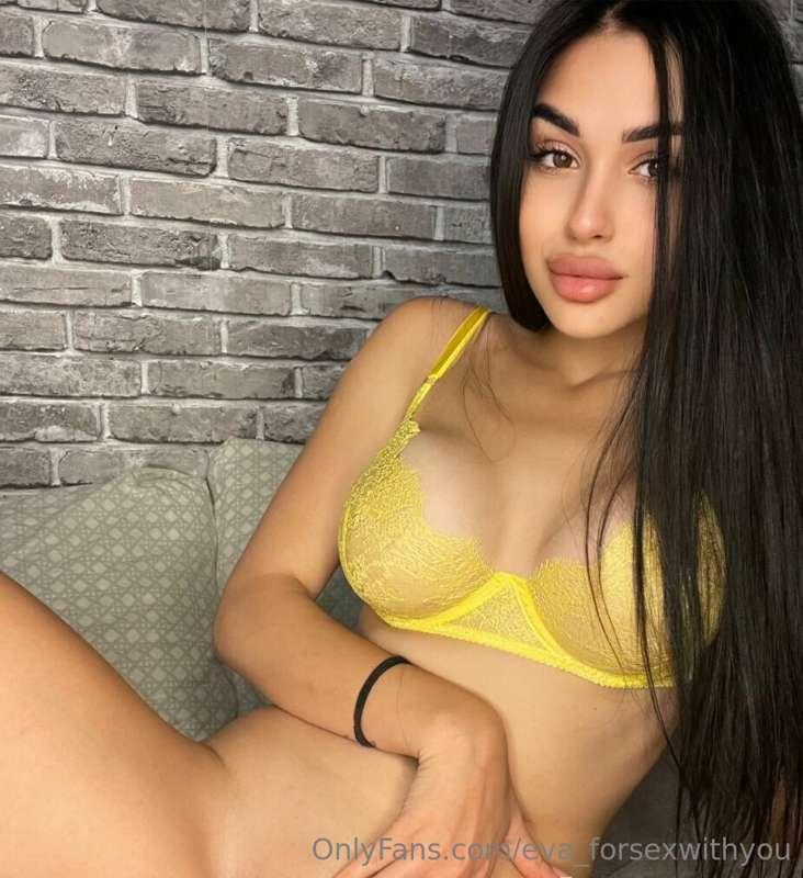 This bitch @sunnyjasmine
 look like an innocent cutie, doesn..