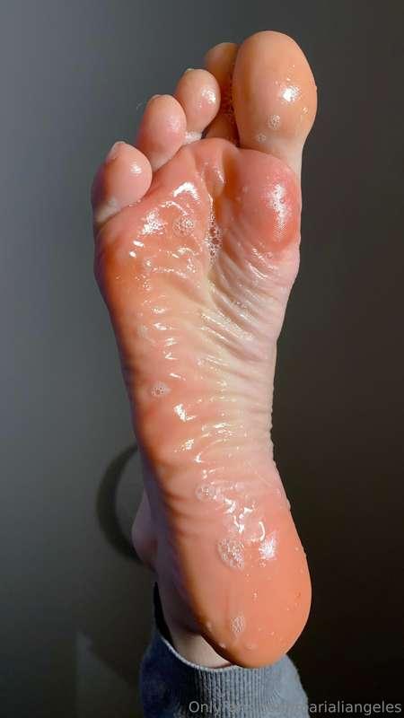They're so wet and drippy🤤💦