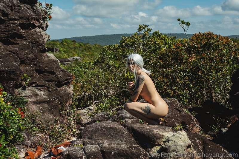 Ah, you catch me naked outside!🤭Like👍 if you wanna chill tog..