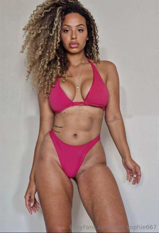 I'm trying on my new bikinis, does this look good on me? 🤔