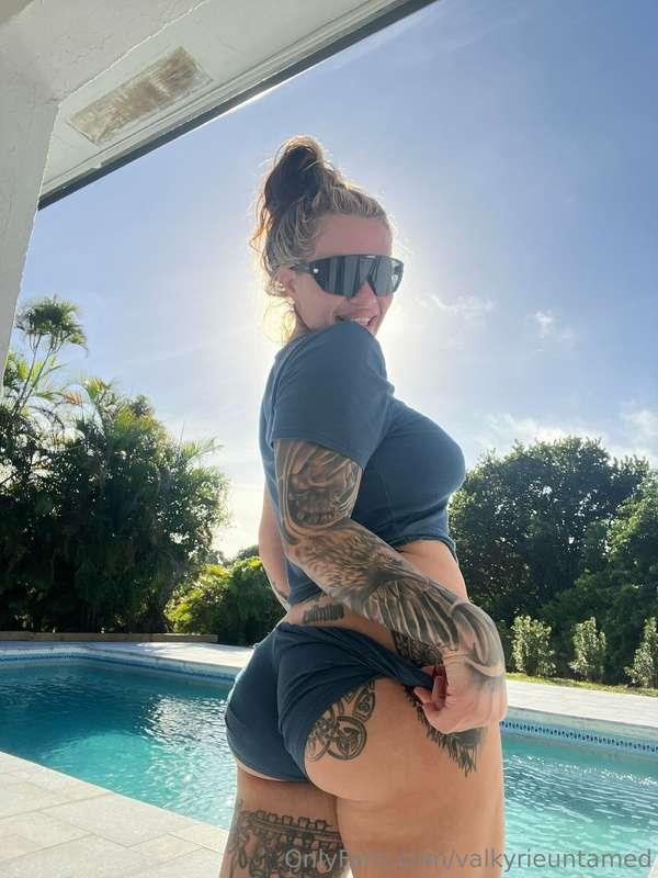 i’m bored, come slap this ass before you bury your face in i..