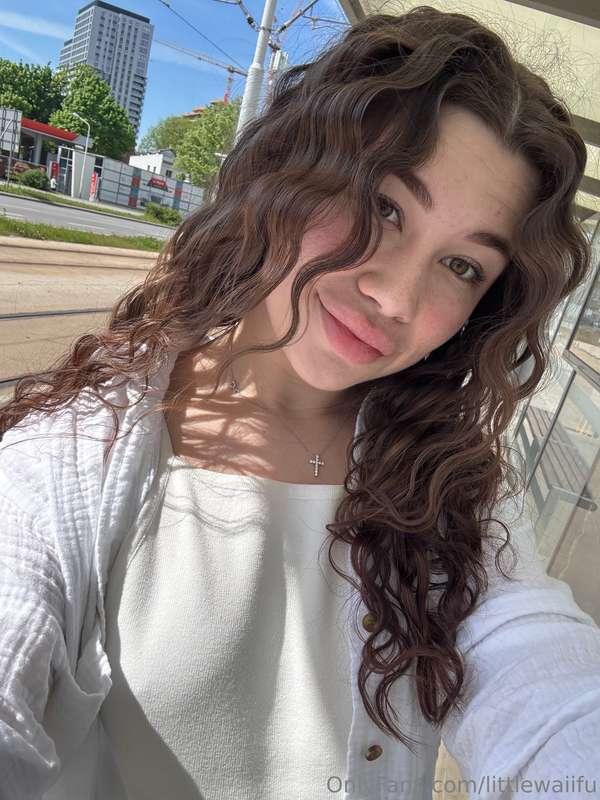 I decided to get curly hair, do you think it looks good on m..