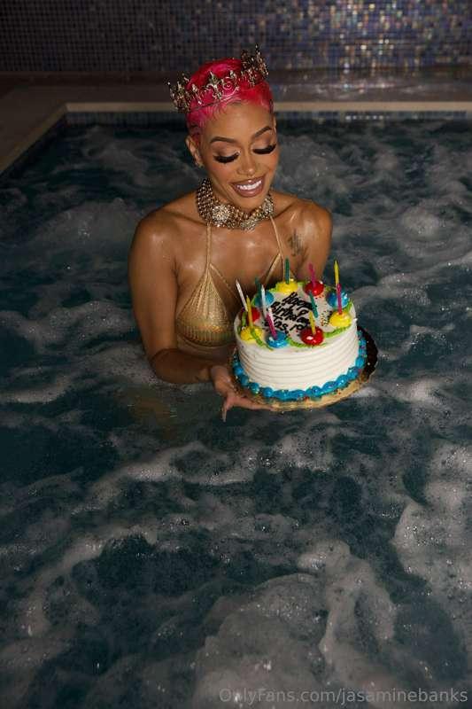 Guess who’s BIRTHDAY is today🥳
Show me some luv in my dm😘