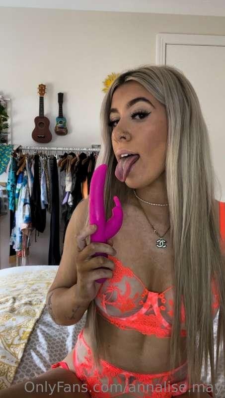 Who wants to see me play with my new toy🫣