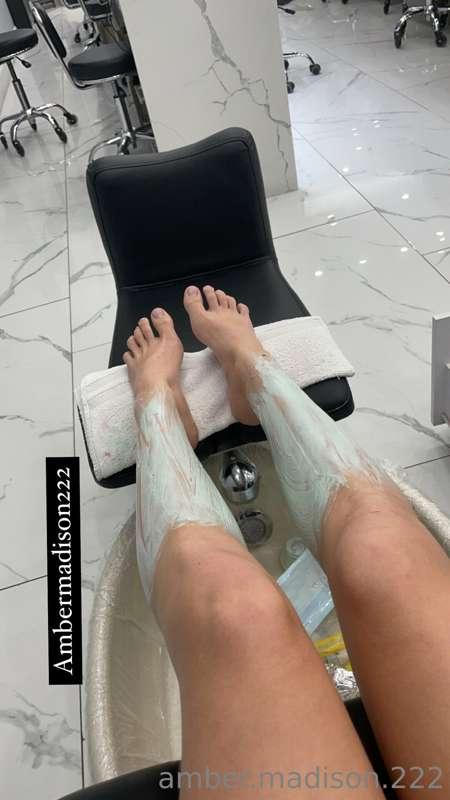 A rare pic of me and my feet mid pedicure 🤯