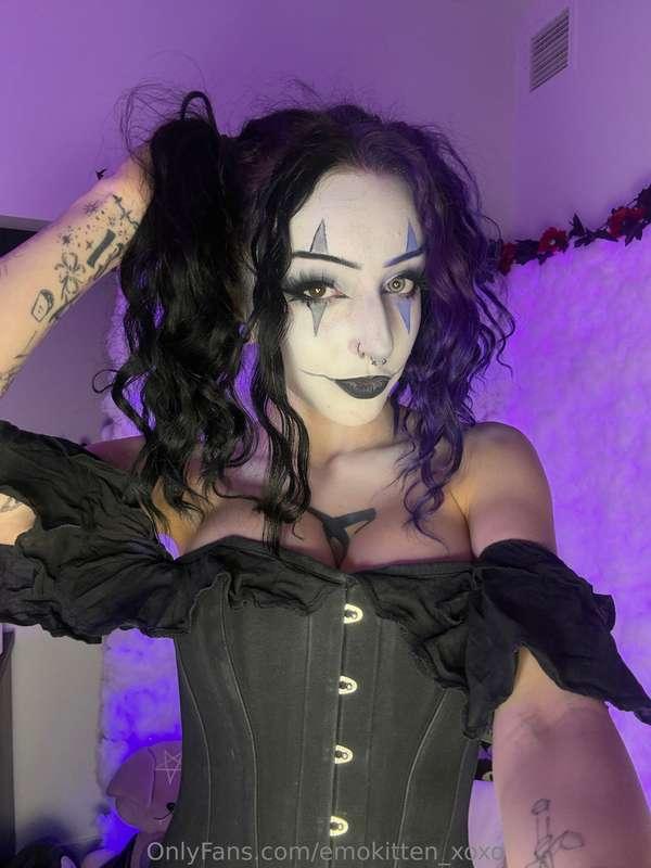 Would you rather I take it off slow… or fast?😈