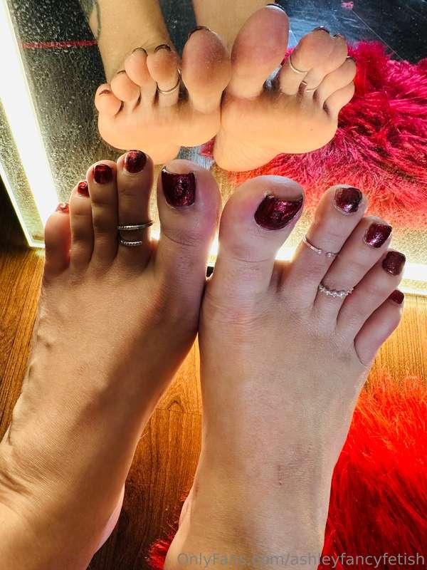 Toesday! Couldn’t remove this pedicure without some toes clo..