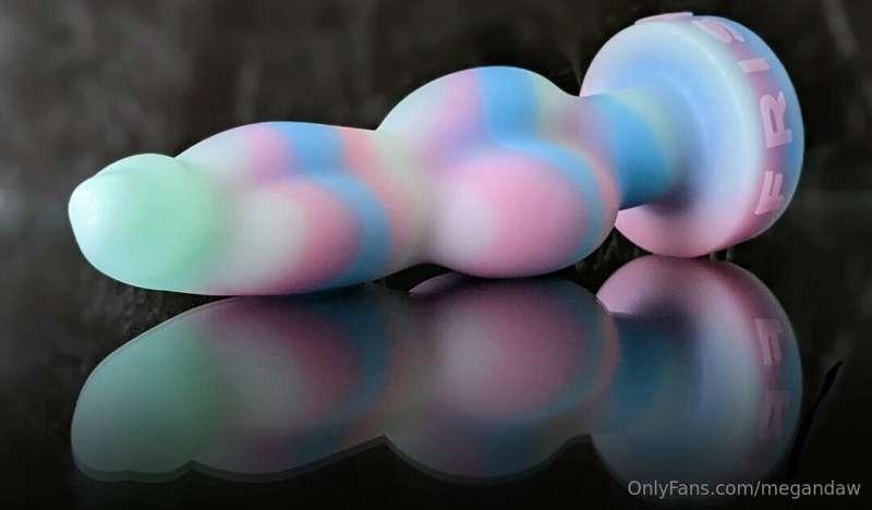 I want a new toy, and you wanna see me get knotted... So let..