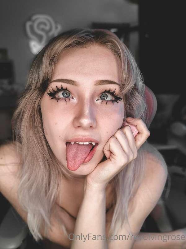 🩸Vampire Ahegao Photoset + Topless Included🩸(few feet pics i..
