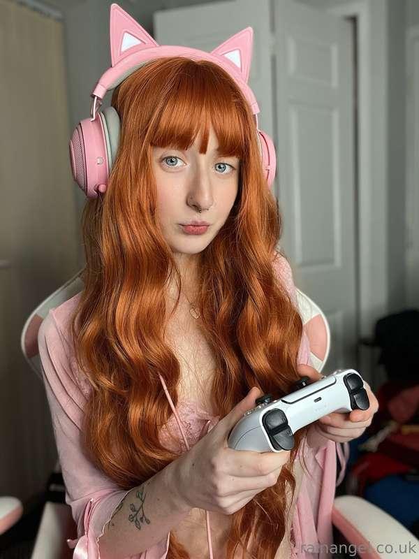 Gamer Girl Squirts💦Gamer girl Rain, watches porn on her phon..