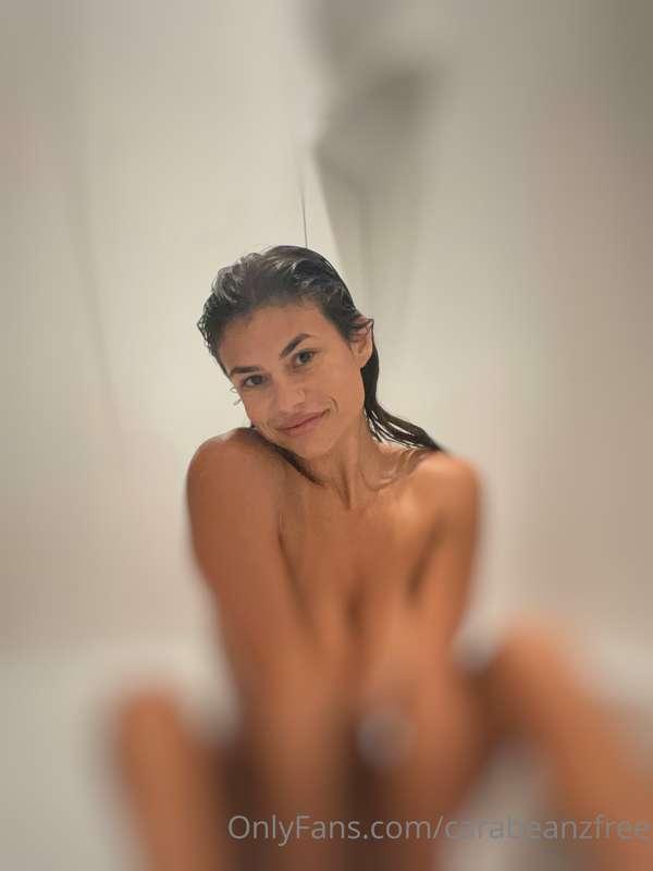 Things are getting steamy in the tub, legs spread nipples sh..