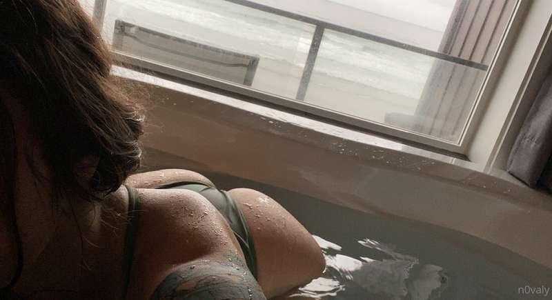 lil wet bikini butt action :>