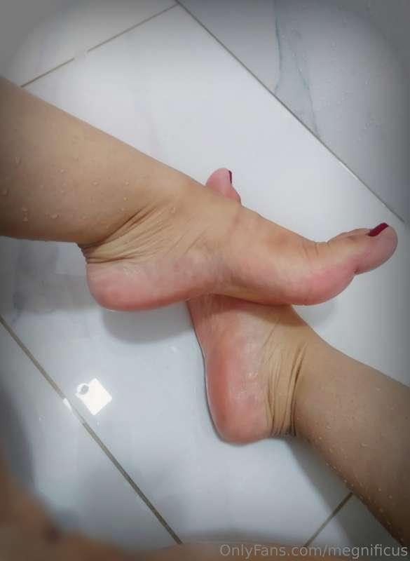 Cooling off in the shower… and giving you a perfect view of ..