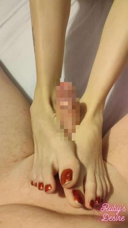 These pretty feet do more than just look good 👀💦 Watch them ..
