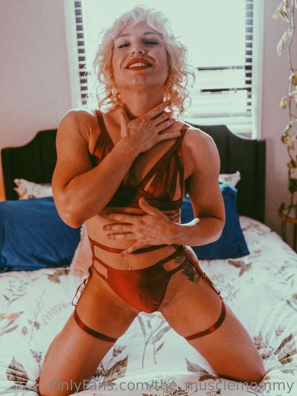 I loooooove this sweet little set of me shot on my bed in my..