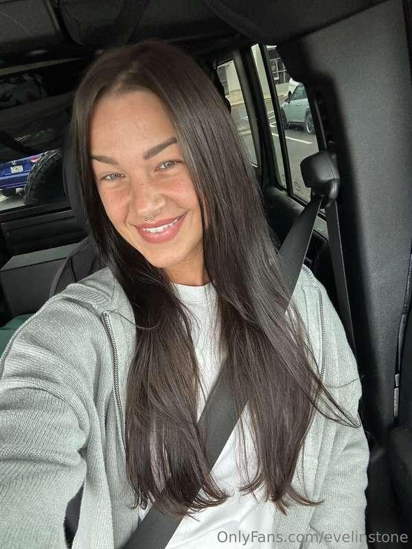 Happy Thursday! What do you think of my haircut? 💇🏻‍♀️