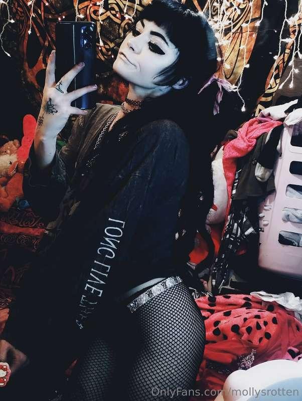 Posting frequently again on @MollyRot cum check it out 😻💓💦
