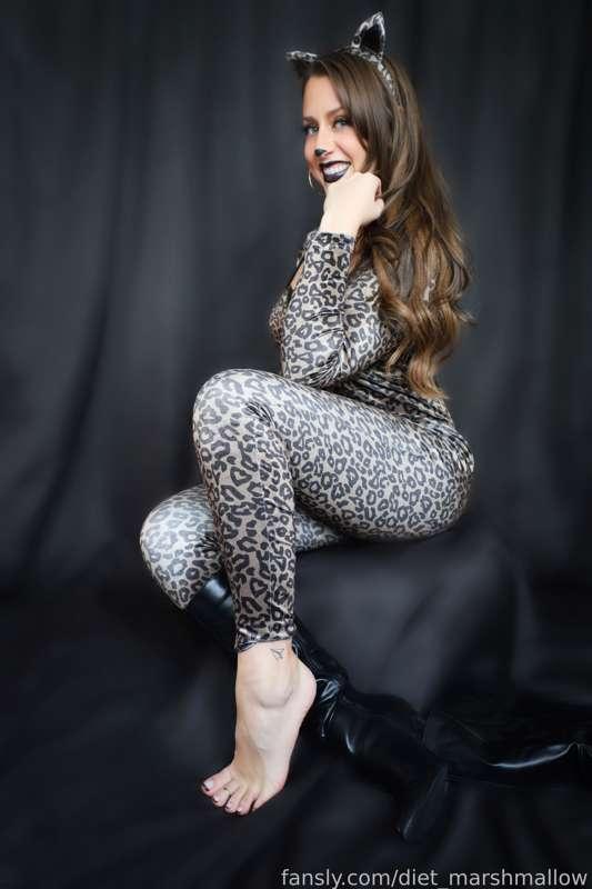 👣 Boots on or off?? 👣

#feet #arches #toes #pedicure #frenchpedicure #boots #highheels #heels #leather #brunette #longhair #lipstick #makeup #smile #cosplay #catears #costume #halloween #footfetish #fetish

