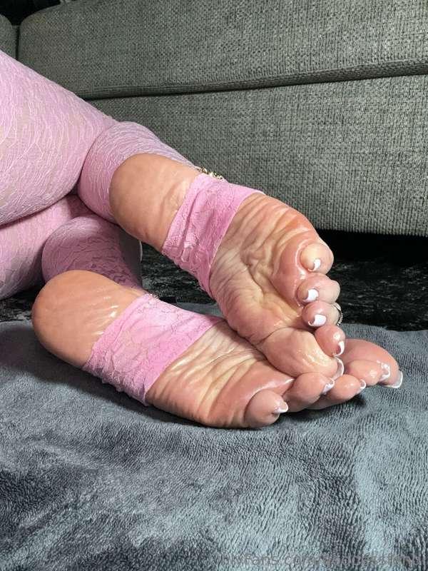 Do you prefer my big sexy feet oily or dry ? 