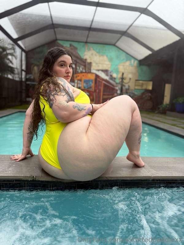 How do we feel about THICK THIGHS? 😈