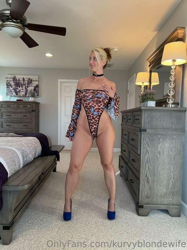 kurvyblondewife image #3