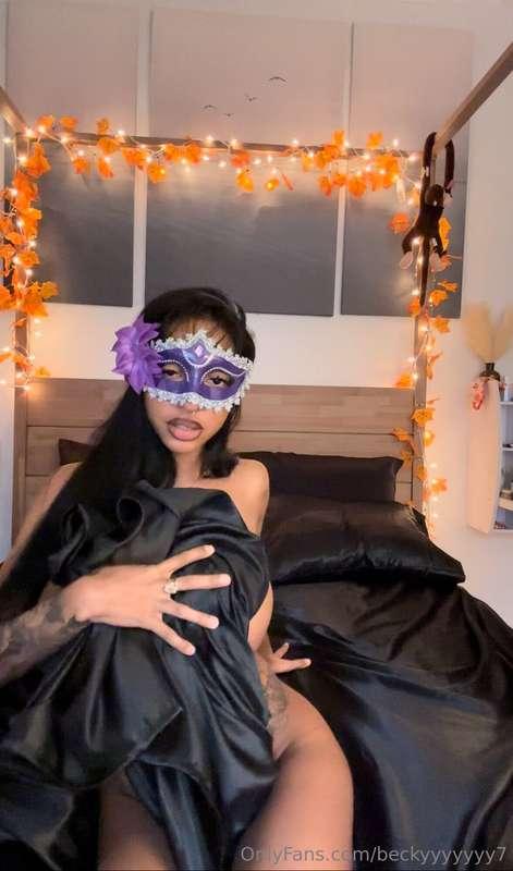 Come get naughty with me in these silky sheets babe 😘🍆