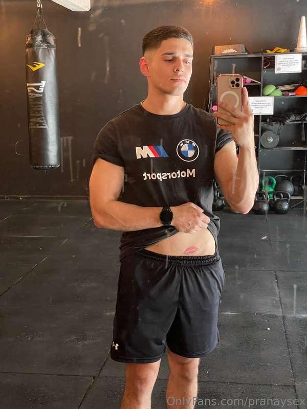 Here resting a bit after a hard and sweaty workout🥵🥵😈😈