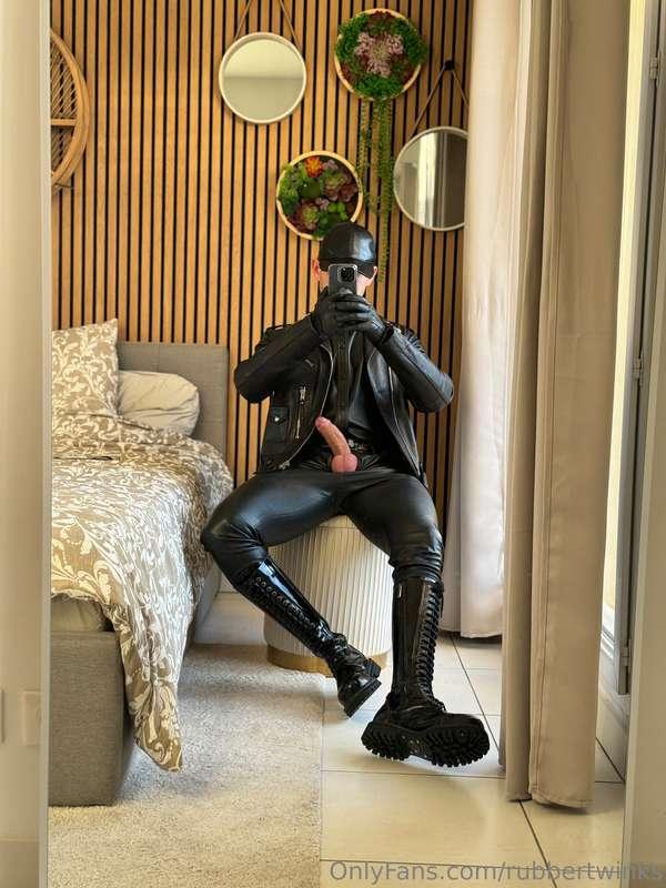 Full leather outfit to chance from the rubber 😏 Would you st..