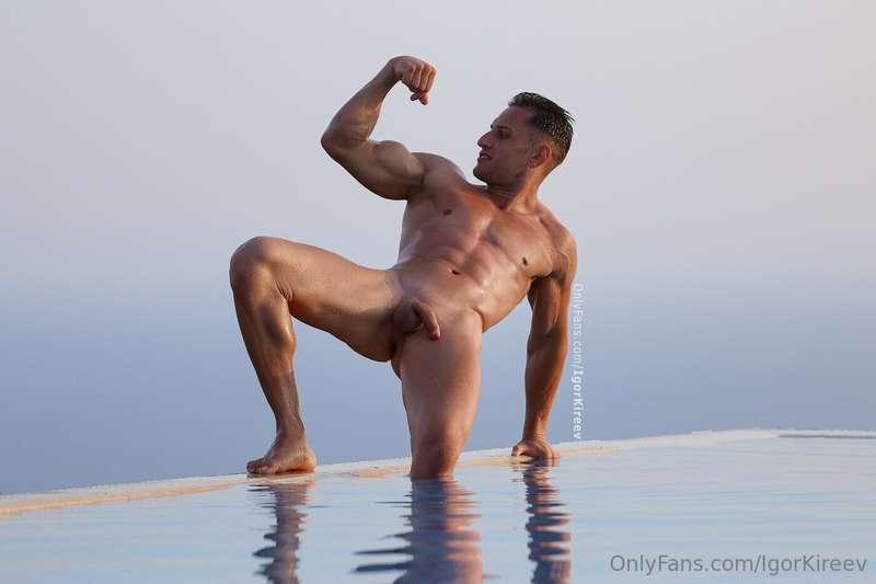 Naked body of @garihale catches the last rays of the setting..