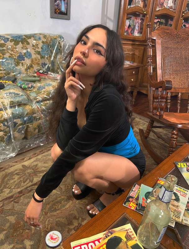 One DM and I’ll show you what I do best 👅
