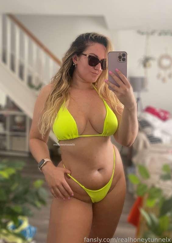 This bikini has me feeling so good in myself! 😁💛 had a sneaky feeling you might want to see what’s underneath it as well so I just had to film a video for you. Aren’t I nice? 😏 