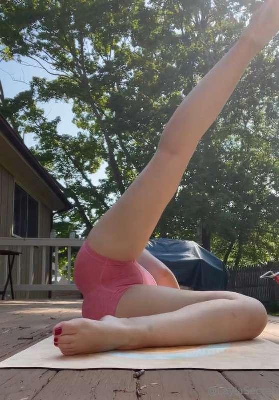 Deck yoga 🧘‍♀️😘
