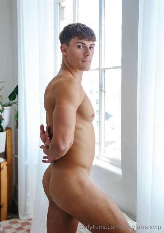 Pin me against the wall and fuck me hard🥵
