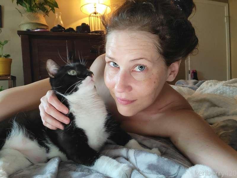 Who is in the mood for pussy? Also asshole and titties 💕👀