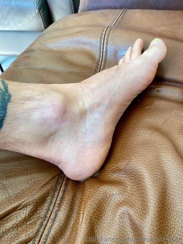 Y’alright lads 😜😈 look at the cum dripping down my left foot..