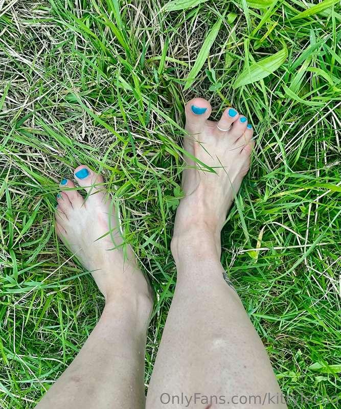 I do like going barefoot outdoors 🤭🤭 I know some of you appr..