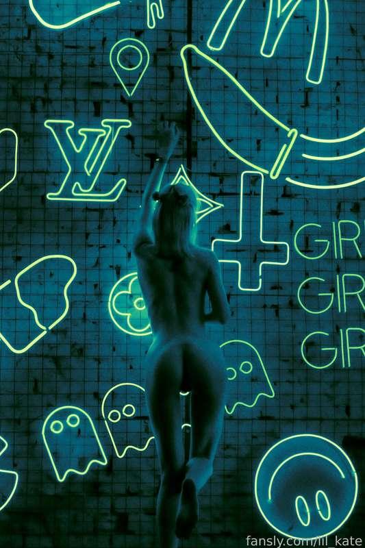 just follow me to see that 💚

#neon #ass #booty #naked 
