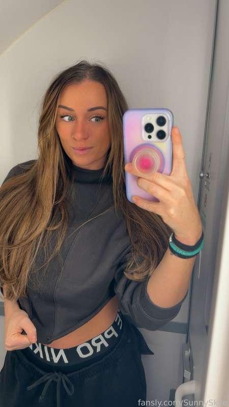 You know an airplane bathroom mirror loves to see me coming 😏

#flashing #cute #tease #fyp #airplane #natural #flirt #nipplepiercing 