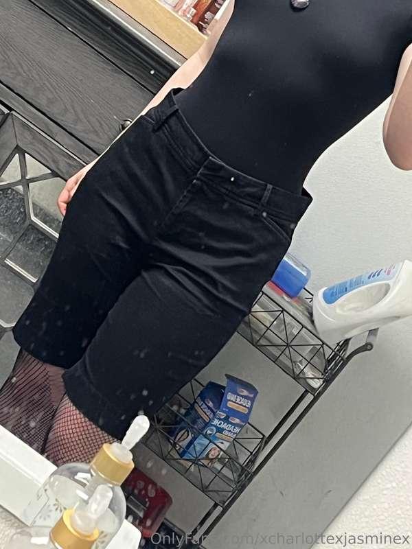 My waist is too tiny for these shorts🙈