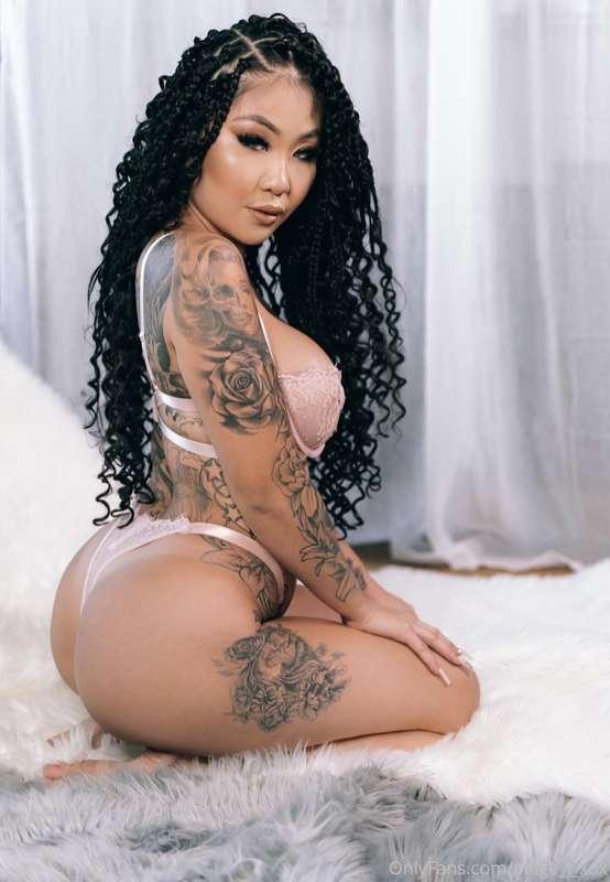 Subscribe for FREE to this thicc Asian beauty nudes, solo pl..