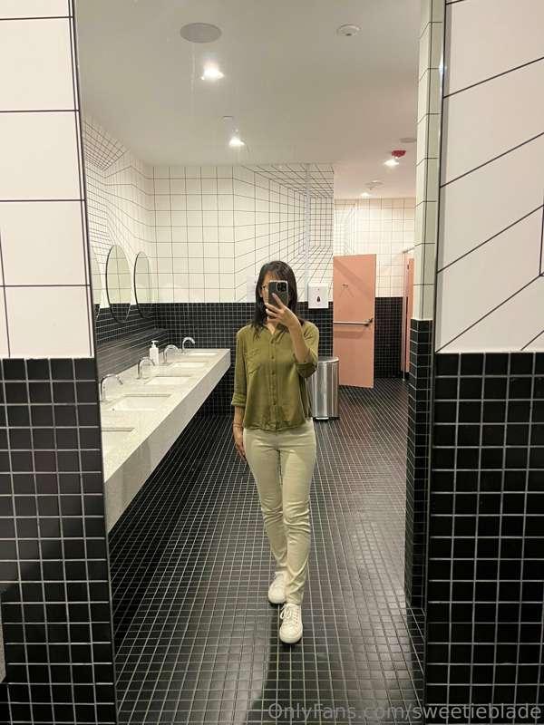 #OOTD of the week:
- #TheTinselRack shirt & #Uniqlo leggings..