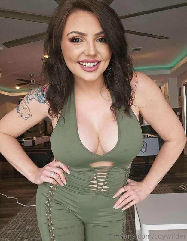 Make sure to enjoy Titty Tuesday the right way @coyandcocky ..