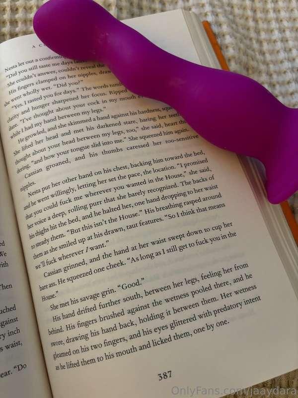 Like for a pic of me reading😉😈