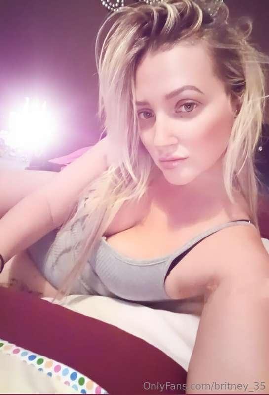 Waiting for someone to pull my hair, will it be you? 💋