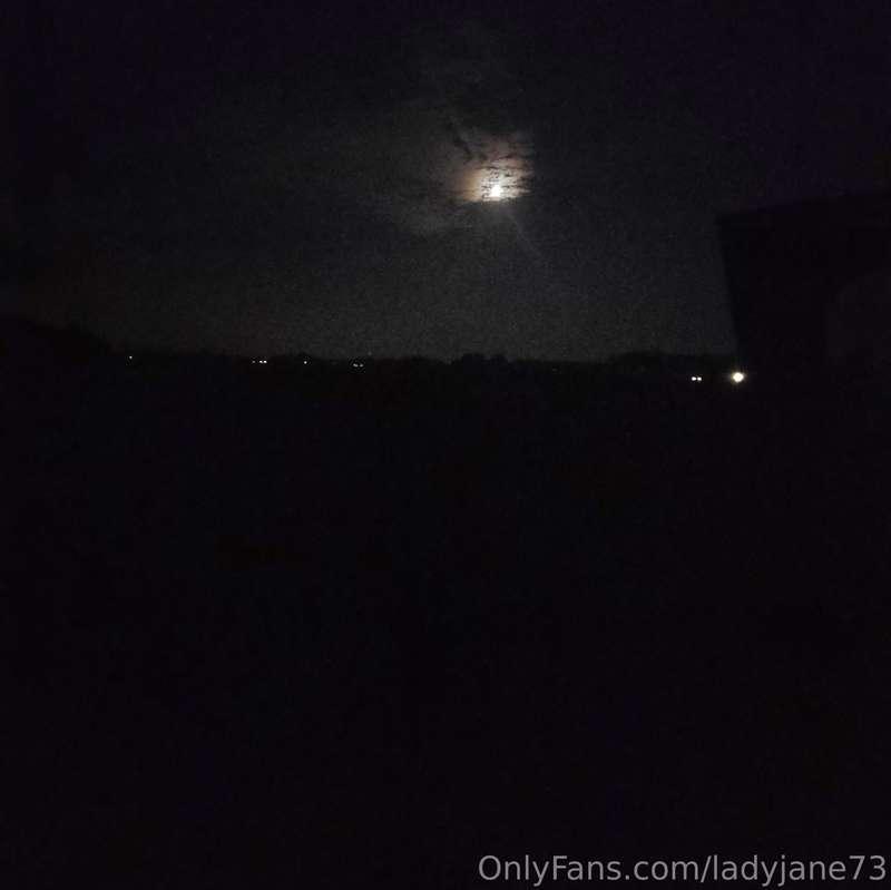 Gorgeous, bright full moon out tonight. 😍