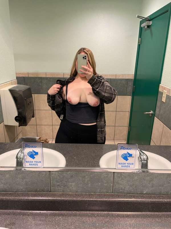 What are we doing in the bar bathroom?😏😈🍻